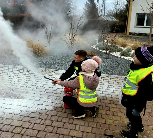 Cykl różnorodnych warszatatów wciągnął dzieci bez reszty i okazał się wspaniałym pomysłem na ferie dla tych, którzy nigdzie nie wyjechali.