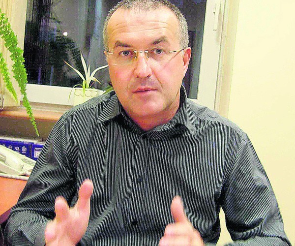 Dr Piotr Szukalski zarzuca politykom, że robią ludziom wodę...