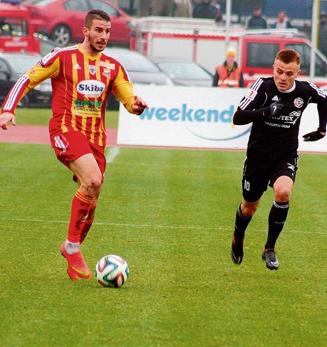 Wojciech Lisowski (z lewej) w ostatnim meczu z Bytovią grał od początku. Chojniczanka wygrała 2:0.