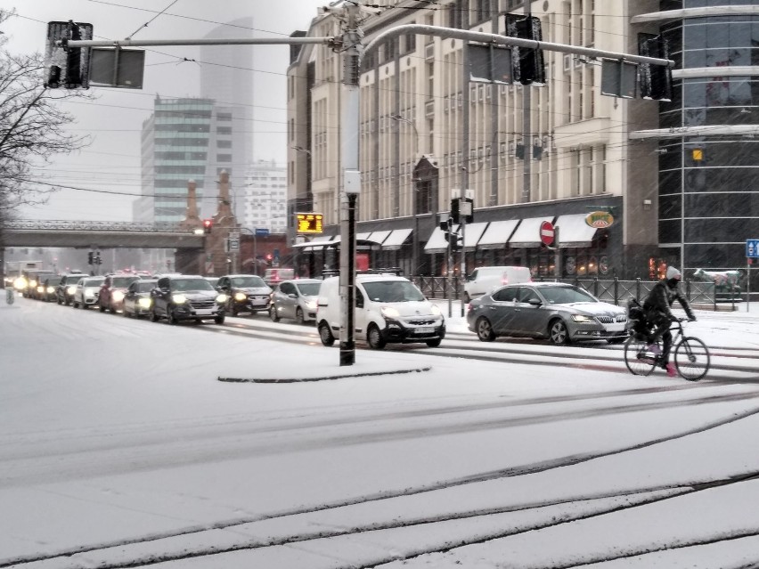 Wrocław zaskoczony zimą. Ulice i chodniki jak lodowisko (ZDJĘCIA)