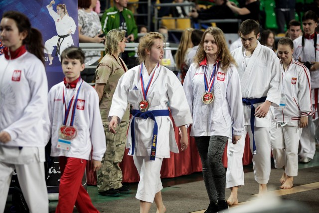 Wiktoria Matuszewska (z ciemnych spodniach) zdobyła dwa złote medale, Zuzanna Gołata (w środku) złoto w drużynie