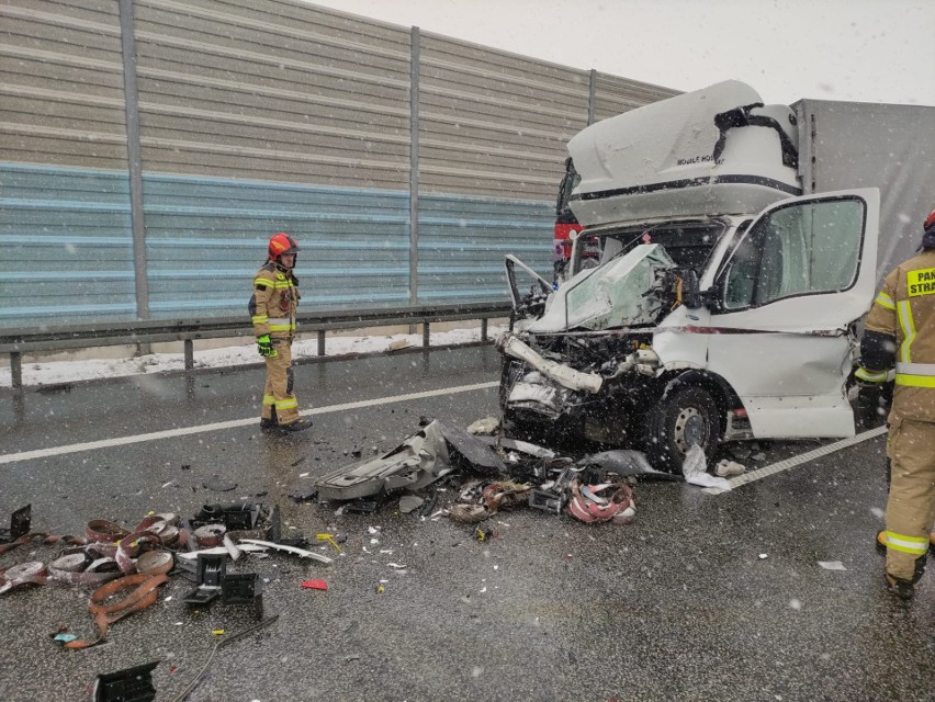 Wypadek na autostradzie A2 pod Brzezinami. Zderzyły się dwa samochody. Ranny kierowca trafił do szpitala