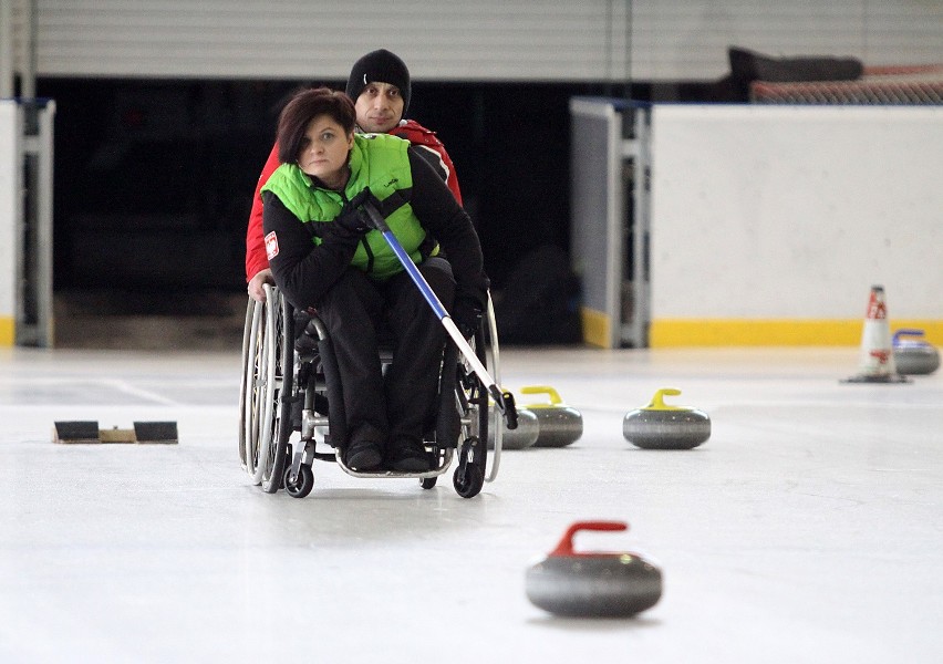 Curling na wózkach w Łodzi. Pokaz na lodowisku Retkinia [ZDJĘCIA]