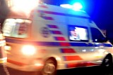 Tragiczny wypadek w Chorzowie przy Biedronce. 23-latek spadł z samochodu. Uderzył głową o ziemię