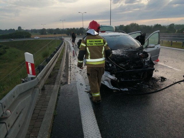 Do zdarzenia doszło w piątek, 10 lipca krótko przed godz. 20. Zapaliła się komora silnika samochodu osobowego na węźle Grudziądz przy zjeździe z A1 z kierunku Gdańsk. Na pomoc popędzili strażacy i ugasili pożar. Na szczęście nikt nie został poszkodowany.
