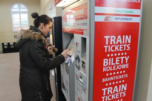 Martyna Warowy od dawna korzysta z automatów w Opolu, a teraz w ten sam sposób może kupować bilet również w Brzegu.