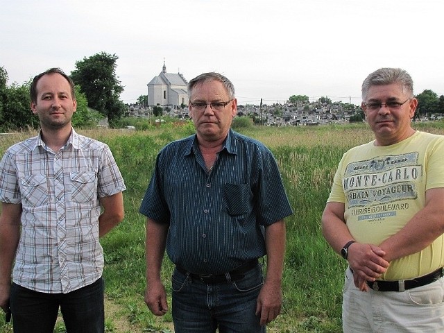 Protestujący uważają, że władze miejskie są za bardzo przychylne jednemu inwestorowi. Od lewej: Krzysztof Wójcicki, Jan Stobierski i Andrzej Wiącek. Za nimi &#8211; działka, na której ma stanąć Tesco.