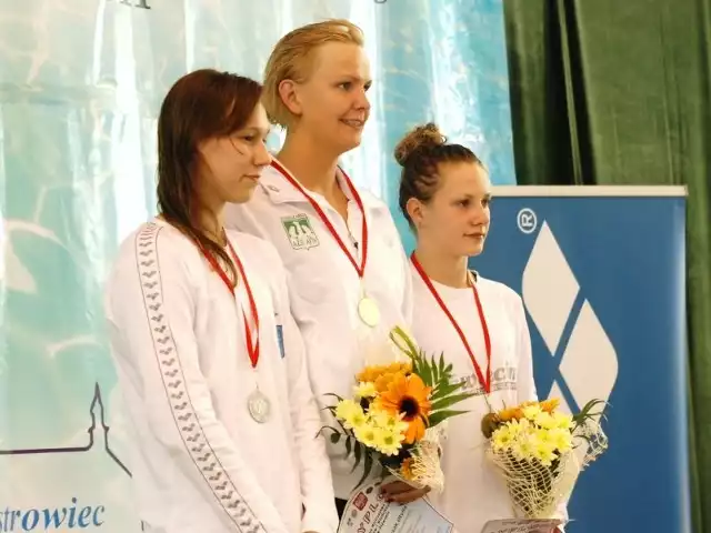Otylia Jędrzejczak (w środku)  zdobyła w czwartek złoto na swoim koronnym dystansie 200 m stylem motylkowym. Z lewej srebrna medalistka &#8211; Mirela Olczak i brązowa Paulina Sikora.