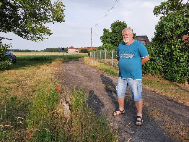 - To jest ta droga publiczna, czyli mój grunt, który teraz chcą mi zabrać - mówi Franciszek Malik.