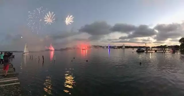 Widowiskowa parada jachtów na jeziorze Jamno 2020.