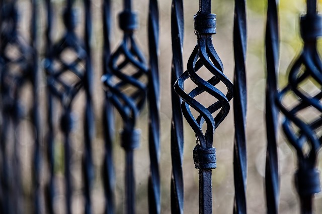 W trakcie schodzenia mężczyzna zaklinował palce w balustradzie i zawisł na jednej ręce.