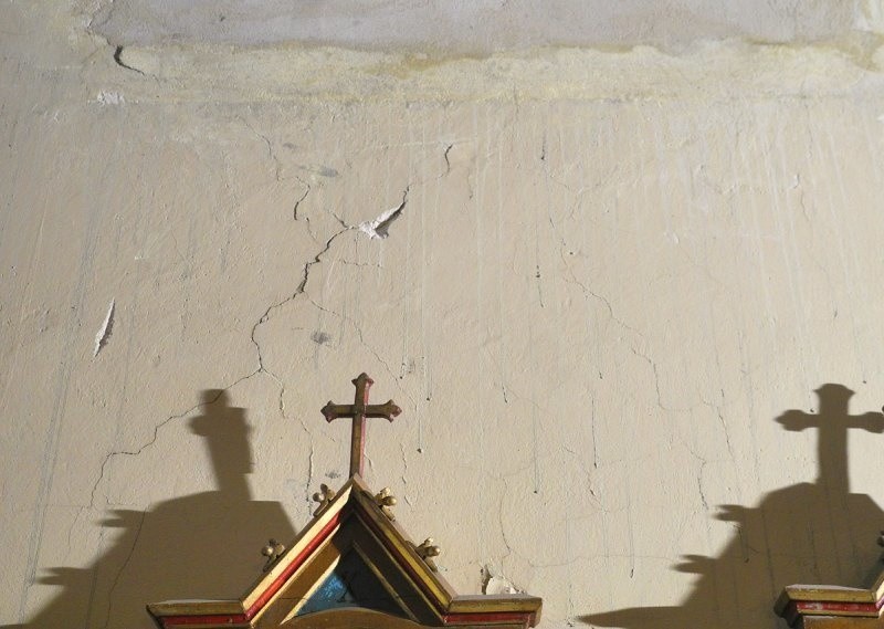 - Łyżką koparki uszkodzono ścianę łączącą kaplicę z dawnym...