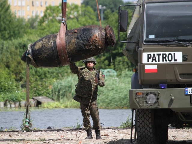 30 czerwca 2013. Równo o godz. 13 zawyły syreny obwieszczające koniec alarmu w Szczecinie. Konwój z bombą wyruszył około godz. 12.30. Mieszkańcy mogą już wrócić do domów a ruch w mieście powinien już działać normalnie. Niebezpieczny ładunek trafi na Poligon Drawski.- Podczas wydobywania niewybuchu okazało się, że wbrew pierwotnym przypuszczeniom, ładunek jest produkcji niemieckiej - informuje biuro prasowe urzędu miasta w Szczecinie.Akcja została przeprowadzana bardzo sprawnie. O godz. 11.00 płetwonurkowie z 8. Flotylli Obrony Wybrzeża rozpoczęli wydobywanie z Odry niewybuchu, który został odholowany na nabrzeże Starówka. Ok. godz. 11.45 niewybuch został podniesiony z wody i ułożony w ciężarówce i przekazany saperom z 5. Pułku Inżynieryjnego.W Szczecinie zostało ewakuowanych ponad 1 200 osób, w akcji wzięło udział około 400 policjantów, stu strażników miejski, straż pożarna i MOPR.Zobacz również:  Bomba w Szczecinie. Konwój ruszył w kierunku poligonu w Drawsku PomorskimWIDEO: Ewakuacja na Podzamczu z powodu wydobycia bomby z Odry