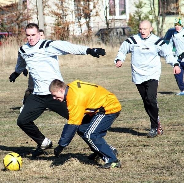 W zespole Stali Stalowa Wola w sparingu z Janowianką Janów Lubelski zagrał Marek Drozd (z piłką), który wrócił do naszej drużyny ze Stali Rzeszów.