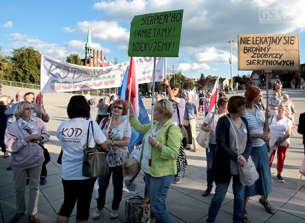 Spotkanie KOD-u bardzo przypominało wiece Solidarności z...