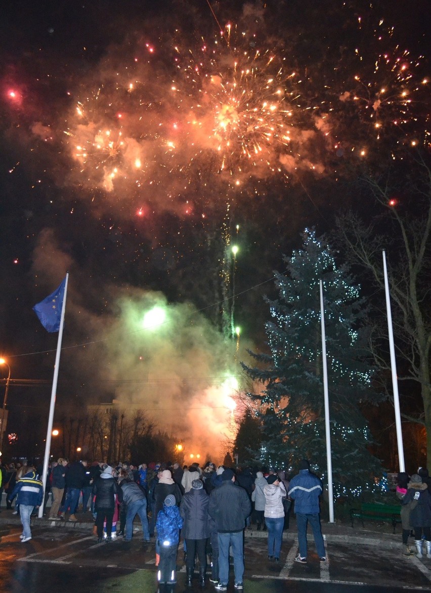 Pokaz fajerwerków trwał przez 6 minut, a wspólna zabawa do...