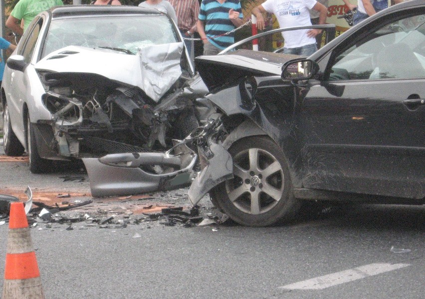 Wypadek w Siechnicach. Trzy osoby poszkodowane, w tym jedna ciężko (ZDJĘCIA)