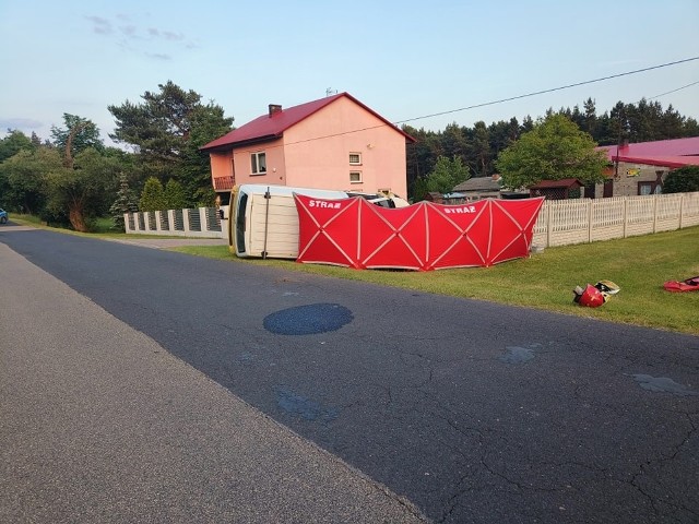 Tragiczny wypadek w Brzózkach (powiat kłobucki). 66-letni kierowca wjechał w ogrodzenie jednej z posesji