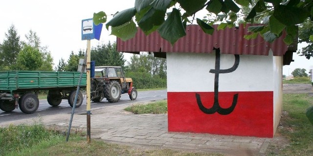 W Świeciu działają Narodowcy z Obozu Narodowo-Radykalnego. - Dla dobra regionu i narodu - podkreślają. - Nasi sympatycy odnowili przystanek przy Nowym Szpitalu (na zdjęciu) i zorganizowali marsz ku czci Romana Dmowskiego.