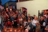 Setki osób na nocnym zwiedzaniu zamku w Chęcinach 