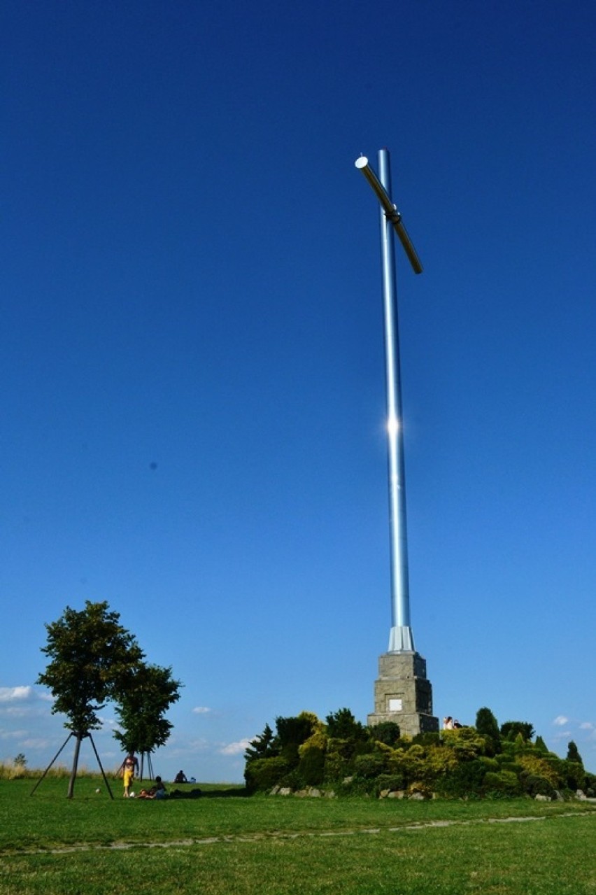 - Ktoś czerwoną farbą ochlapał podstawę pomnika oraz tablicę...