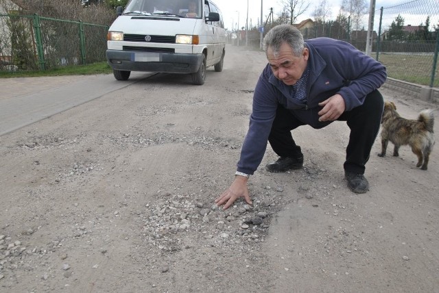 Wiesław Mosiołek: - Dziur jest tutaj mnóstwo. Nie dziwię się kierowcom, że próbują je omijać wjeżdżając na chodnik.