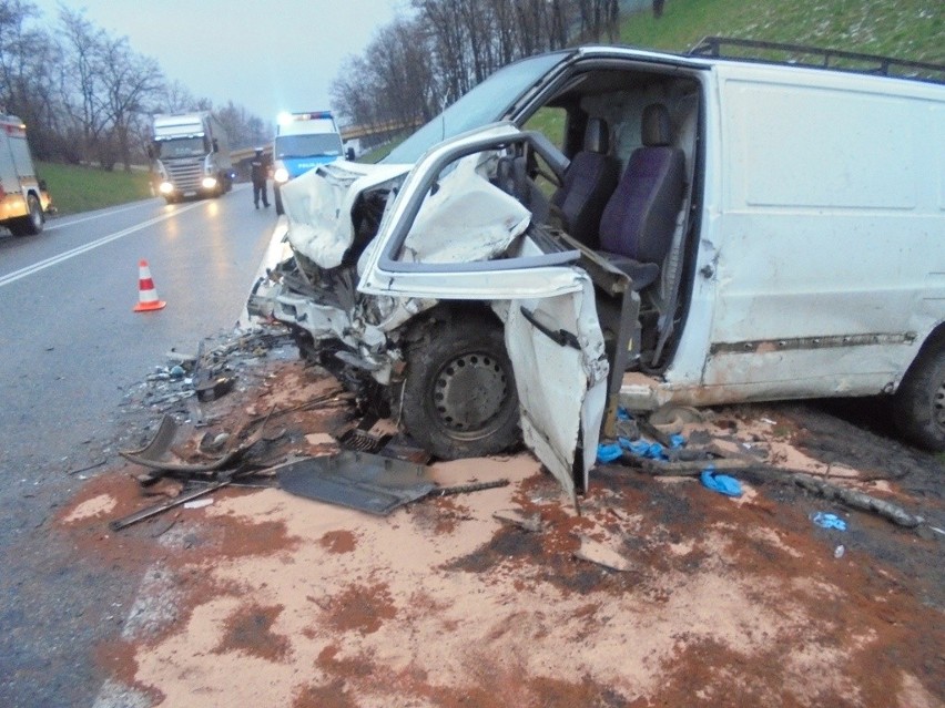 Bochnia. Zderzenie osobówki z busem. Dwie osoby ranne [ZDJĘCIA]