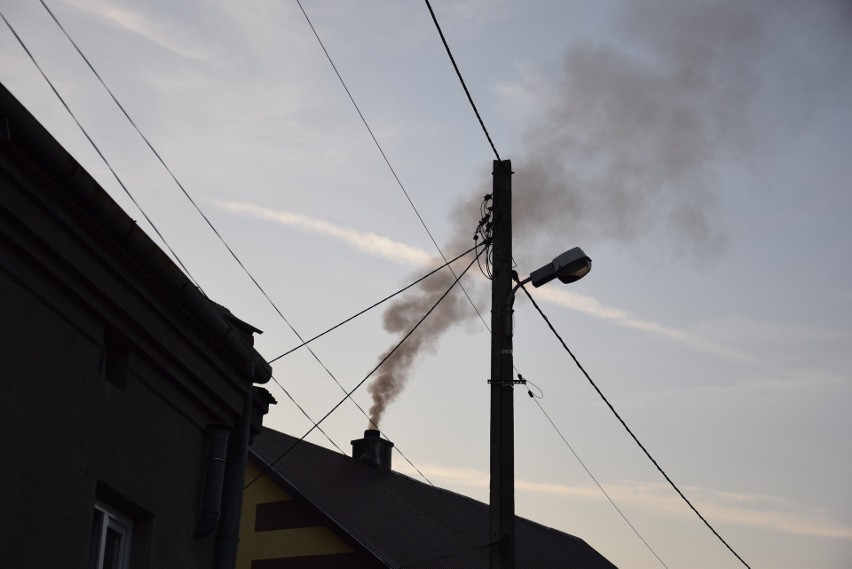 Dymiące kominy w Skale sprawiają, że w powietrzy są...