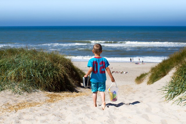 Do wygodnego plażowania dziecko potrzebuje mniej więcej tego samego, co dorosła osoba, tylko w wersji mini. Dobrze, by nasza pociecha miała własną torbę plażową lub plecak, w który będzie mogło spakować najważniejsze przedmioty.