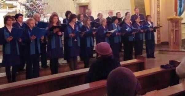 W drugiej części koncertu usłyszeć można było kolędy w wykonaniu parafialnego chóru Cantate Domino.