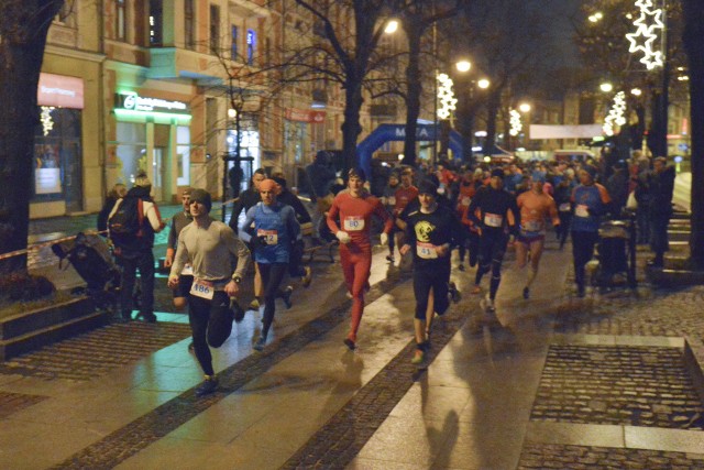 Impreza biegowa odbyła się w niedzielę (30.12) o godz. 17. Dystans 5 km. Start z deptaka przy skrzyżowaniu ul. Wojska Polskiego z al. H. Sienkiewicza w Słupsku. Zobacz fotogalerię.