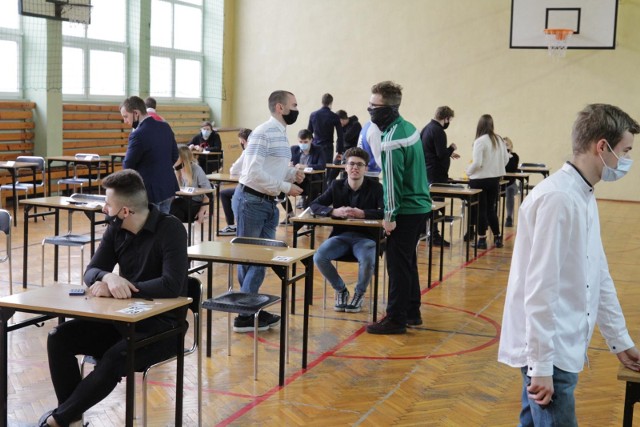 Egzaminy zawodowe w sesji zimowej 2022 r. były przeprowadzane są w zaostrzonym reżimie sanitarnym.