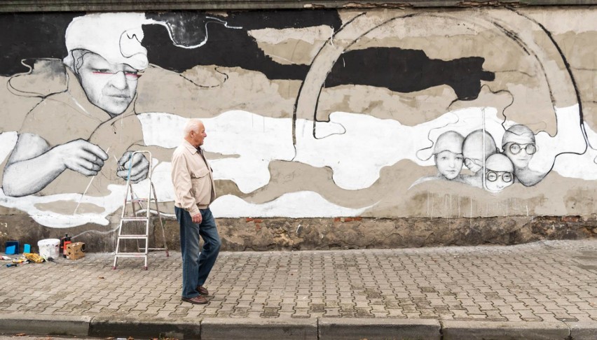 Seniorzy tworzą mural