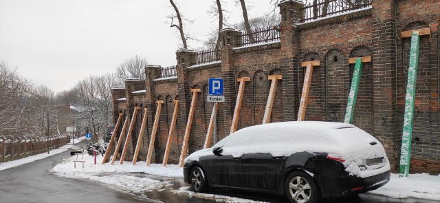 Mieszkańcy Lublina mogli zauważyć, że w ostatnim czasie na ul. Dolnej Panny Marii, że mur na tamtej ulicy został zabezpieczony przez specjalne podpory