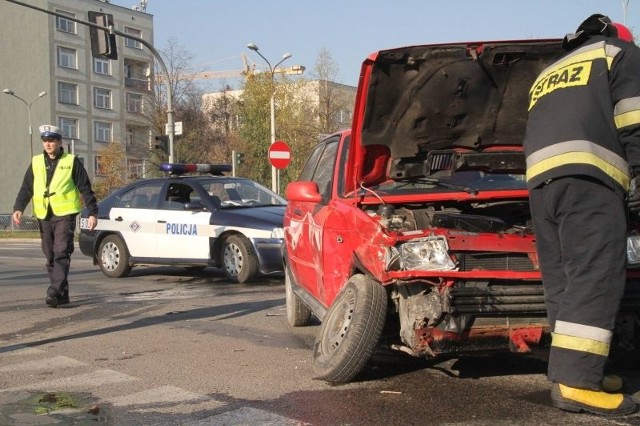 Rozbity volkswagen golf na rozległym skrzyżowaniu w okolicy Szpitala Miejskiego w Kielcach.