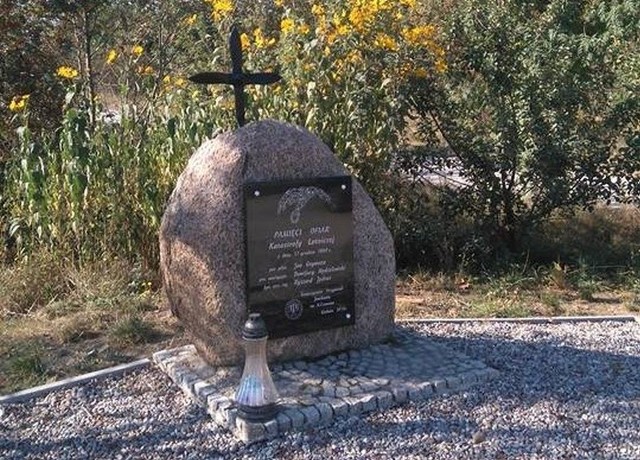 W ubiegłym roku grupa mieszkańców z Wiesławem Wikarskim, Jackiem Rymarkiewiczem i Sebastianem Witkowskim na czele doprowadzili do postawienia głazu upamiętniającego to wydarzenie.