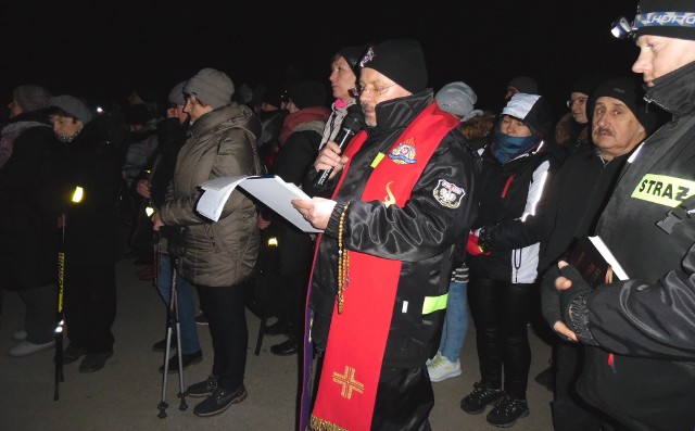 V Nocną Drogę Krzyżową do Proszowic prowadził ksiądz Marian Fatyga, dziekan skalbmierskiego dekanatu.