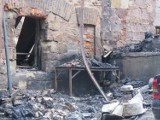 Pożar fabryki w Izdebniku. Zostały z niej zgliszcza [ZDJĘCIA]. Straty to ok. 1,5 mln zł. Sprawę bada prokuratura 