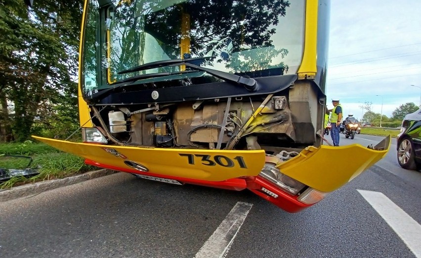 Wypadek autobusu MPK i tira we Wrocławiu (ZDJĘCIA)