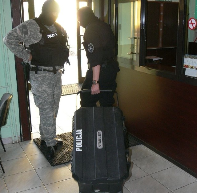 Obiekt Zakładu Ubezpieczeń Społecznych zabezpieczali policjanci ze specjalnego oddziału. 