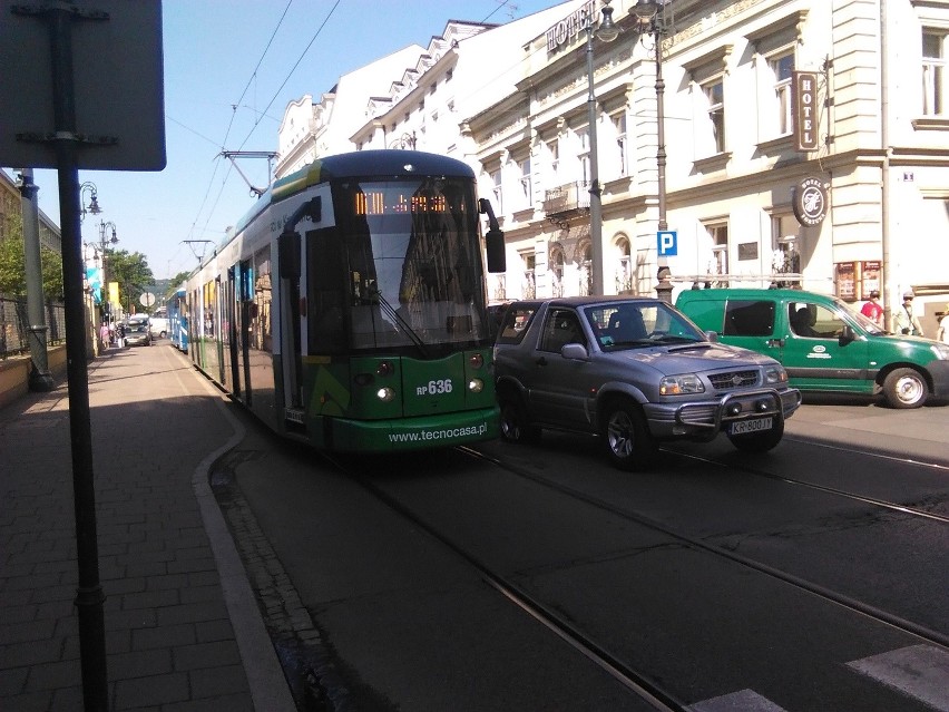 Kraków. Kolizja auta z tramwajem na ul. Piłsudskiego [ZDJĘCIA]