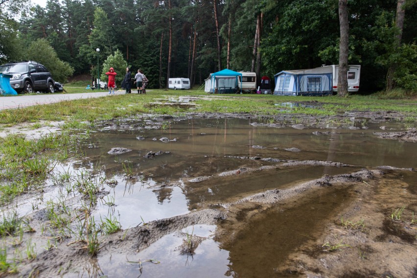 Pole biwakowe w Ożannie pływa w wodzie. Turyści denerwują się. Co na to gmina? [ZDJĘCIA]