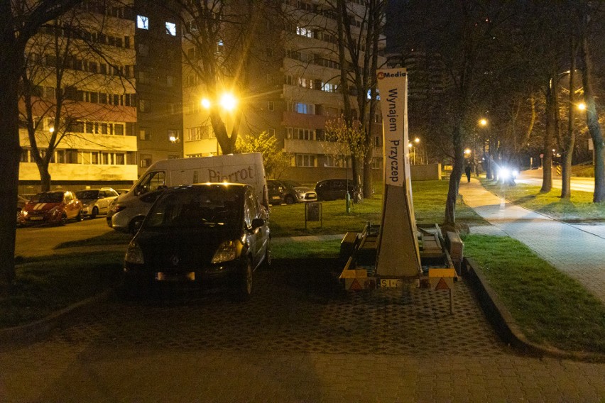 Kampania wyborcza w Katowicach. Kandydaci blokują miejsca postojowe na os. Tysiąclecia
