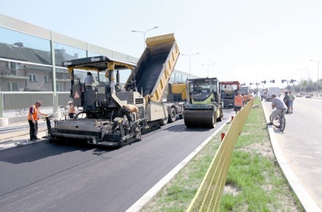 Budowa przedłużenia ulicy Piastowskiej przebiega bardzo sprawnie. Pod koniec czerwca kierowcy będą mogli jeździć nową ulicą. 