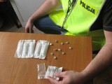 Policjanci zatrzymali dwie osoby podczas handlu narkotykami (wideo)