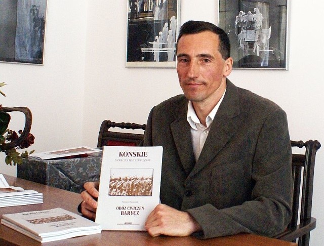 Tadeusz Banaszek ze swą najnowszą książką
