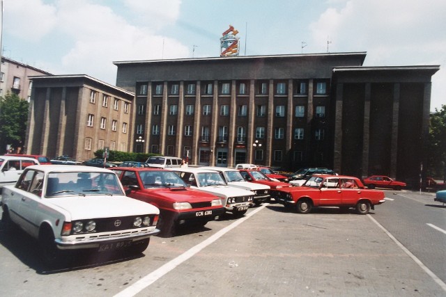 Warszawy, Syrenki, Maluchy, Żuki i oczywiście kultowy maluszek, Fiat 126p. Jednak kultowe auta 20 i 30 lat temu nie ograniczały się jedynie do fiatów 126 i 125. Po polskich drogach jeździły również inne perełki!