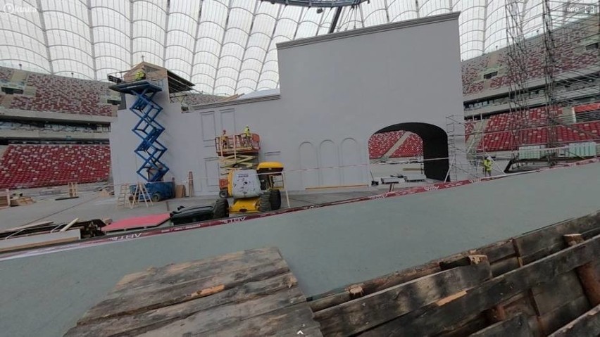 Wdzięczni Bohaterom. Stadion Narodowy zmienił się w pole bitwy. Okopy i zasieki gotowe na inscenizację Bitwy Warszawskiej