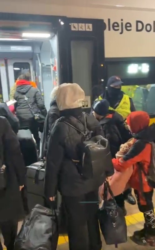 Ponad 430 uchodźców z Ukrainy dotarło do Wrocławia pociągiem Kolei Dolnośląskich [ZDJĘCIA]
