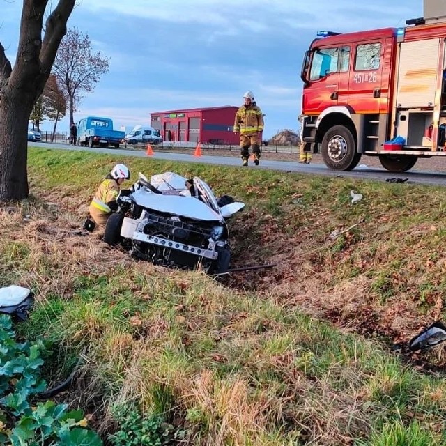 Kierująca samochodem marki Toyota wykonując manewr wyprzedzania doprowadziła do czołowego zderzenia z samochodem ciężarowym. W wyniku zdarzenia poniosła śmierć na miejscu.